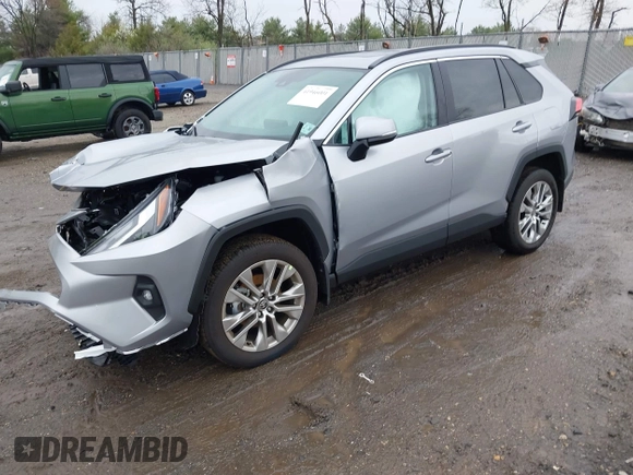 2025 Toyota RAV4 XLE Premium z VIN 2T3A1RFV6SC503413, wystawiony jako IAAI lot #41946001 z przebiegiem 831 mil mil oraz . Historia ofert i sprzedaży dostępna na DreamBid. Obrazek 2.