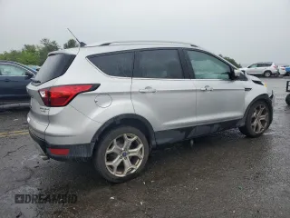 2019 Ford Escape Titanium z VIN 1FMCU9J99KUB44026, wystawiony jako Copart lot #58495855 z przebiegiem 106 361 mil mil oraz Szkoda całkowita • Salvage title. Historia ofert i sprzedaży dostępna na DreamBid. Obrazek 3.