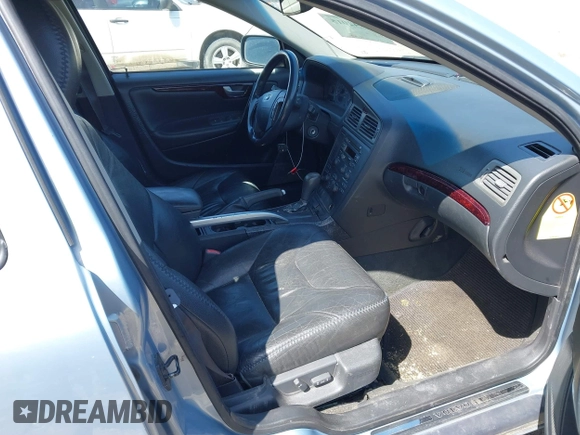 2002 Volvo V70 with VIN YV1SZ58D721072520, listed as a IAAI auction lot 41942015 with 264,549 mi miles. Bid and sale history available at carsss.com. Image 5.