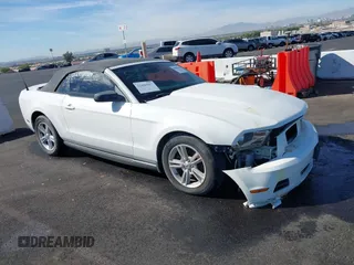 2012 Ford Mustang V6 z VIN 1ZVBP8EM1C5273306, wystawiony jako IAAI lot #40580585 z przebiegiem 152 575 mil mil oraz . Historia ofert i sprzedaży dostępna na DreamBid. Obrazek 1.