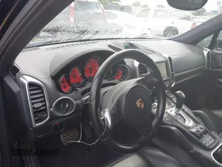 2011 Porsche Cayenne Turbo z VIN WP1AC2A23BLA84905, wystawiony jako IAAI lot #42295176 z przebiegiem 171 027 mil mil oraz . Historia ofert i sprzedaży dostępna na DreamBid. Obrazek 17.