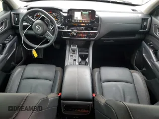 2024 Nissan Pathfinder SL z VIN 5N1DR3CA6RC251898, wystawiony jako Copart lot #43704265 z przebiegiem 19 683 mil mil oraz Szkoda całkowita • Salvage title. Historia ofert i sprzedaży dostępna na DreamBid. Obrazek 8.