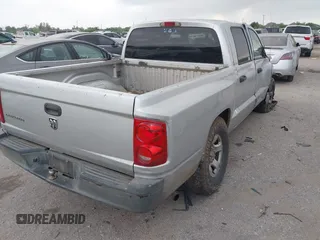 2005 Dodge Dakota ST z VIN 1D7HE28K75S308645, wystawiony jako IAAI lot #41931890 z przebiegiem 338 615 mil mil oraz . Historia ofert i sprzedaży dostępna na DreamBid. Obrazek 4.