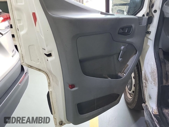 2016 Ford Transit Cargo z VIN 1FTYE1YM4GKB13059, wystawiony jako IAAI lot #42626529 z przebiegiem 260 756 mil mil oraz . Historia ofert i sprzedaży dostępna na DreamBid. Obrazek 16.