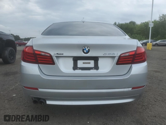 2013 BMW 5 Series 528i xDrive z VIN WBAXH5C54DD115031, wystawiony jako Copart lot #59045935 z przebiegiem 183 658 mil mil oraz Tytuł czysty. Historia ofert i sprzedaży dostępna na DreamBid. Obrazek 6.