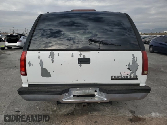 1996 Chevrolet Suburban with VIN 3GNEC16R5TG149147, listed as a Copart auction lot 84827204 with 320,305 mi miles and Salvage title. Bid and sale history available at DreamBid. Image 6.