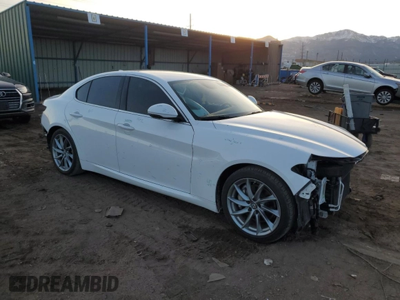 2017 Alfa Romeo Giulia with VIN ZARFAEBN0H7551521, listed as a Copart auction lot 81838884 with 0 mi miles and Salvage Title. Bid and sale history available at carsss.com. Image 4.