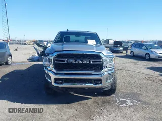 2024 Ram 2500 Tradesman z VIN 3C6UR5CJ5RG276442, wystawiony jako IAAI lot #41995189 z przebiegiem 11 428 mil mil oraz . Historia ofert i sprzedaży dostępna na DreamBid. Obrazek 12.