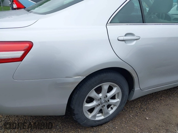 2011 Toyota Camry LE z VIN 4T1BF3EK6BU671814, wystawiony jako IAAI lot #42367753 z przebiegiem 182 728 mil mil oraz . Historia ofert i sprzedaży dostępna na DreamBid. Obrazek 18.
