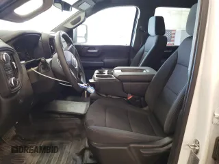 2024 GMC Sierra 3500HD Pro z VIN 1GT49SE75RF393920, wystawiony jako Copart lot #74218914 z przebiegiem 9858 mil mil oraz Szkoda całkowita • Salvage title. Historia ofert i sprzedaży dostępna na DreamBid. Obrazek 7.