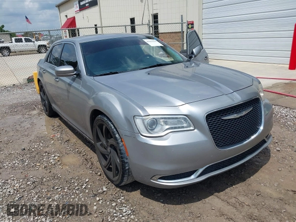 2015 Chrysler 300 Limited z VIN 2C3CCAAG0FH785988, wystawiony jako IAAI lot #42501629 z przebiegiem 176 537 mil mil oraz . Historia ofert i sprzedaży dostępna na DreamBid. Obrazek 6.