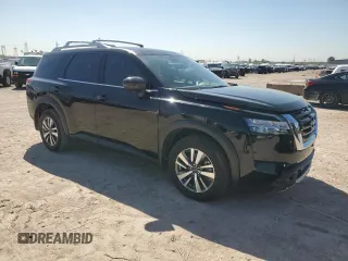 2024 Nissan Pathfinder SL z VIN 5N1DR3CA6RC251898, wystawiony jako Copart lot #50576295 z przebiegiem 19 683 mil mil oraz Szkoda całkowita • Salvage title. Historia ofert i sprzedaży dostępna na DreamBid. Obrazek 4.