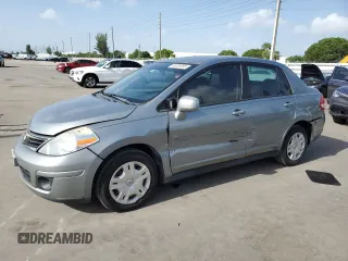 2011 Nissan Versa S z VIN 3N1BC1AP8BL459738, wystawiony jako Copart lot #66285395 z przebiegiem 90 428 mil mil oraz Szkoda całkowita • Salvage title. Historia ofert i sprzedaży dostępna na DreamBid. Obrazek 1.