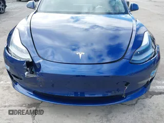2021 Tesla Model 3 Standard Range Plus z VIN 5YJ3E1EA9MF020860, wystawiony jako IAAI lot #42246074 z przebiegiem 52 674 mil mil oraz . Historia ofert i sprzedaży dostępna na DreamBid. Obrazek 6.