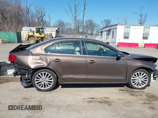 2011 Volkswagen Jetta SEL z VIN 3VWLX7AJXBM300389, wystawiony jako IAAI lot #41760720 z przebiegiem 249 087 mil mil oraz . Historia ofert i sprzedaży dostępna na DreamBid. Obrazek 14.