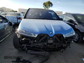 2023 BMW iX M60 z VIN WB533CF05PCL46241, wystawiony jako Copart lot #77515293 z przebiegiem 4925 mil mil oraz . Historia ofert i sprzedaży dostępna na DreamBid. Obrazek 5.