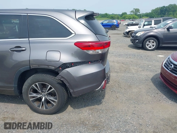 2018 Toyota Highlander LE z VIN 5TDBZRFH3JS841728, wystawiony jako IAAI lot #42424705 z przebiegiem 93 473 mil mil oraz . Historia ofert i sprzedaży dostępna na DreamBid. Obrazek 6.