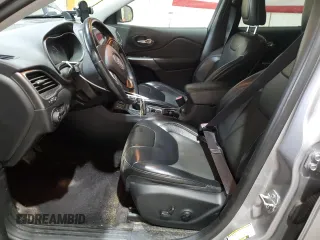 2019 Jeep Cherokee Latitude Plus z VIN 1C4PJLLB6KD129415, wystawiony jako Copart lot #55595815 z przebiegiem 94 757 mil mil oraz Szkoda całkowita • Salvage title. Historia ofert i sprzedaży dostępna na DreamBid. Obrazek 7.