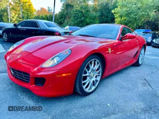 2007 Ferrari 599 z VIN ZFFFC60A870153007, wystawiony jako Copart lot #87106644 z przebiegiem 13 264 mil mil oraz Tytuł czysty. Historia ofert i sprzedaży dostępna na DreamBid. Obrazek 2.