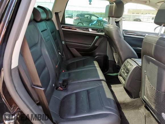 2013 Volkswagen Touareg Exec z VIN WVGEF9BPXDD007602, wystawiony jako Copart lot #50031785 z przebiegiem 93 859 mil mil oraz Szkody całkowita. Historia ofert i sprzedaży dostępna na DreamBid. Obrazek 11.