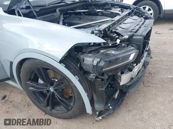2025 BMW X7 xDrive40i z VIN 5UX23EM01S9W23566, wystawiony jako IAAI lot #41490415 z przebiegiem 8 144 mil mil oraz . Historia ofert i sprzedaży dostępna na DreamBid. Obrazek 6.