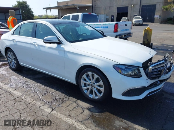 2017 Mercedes-Benz E 300 Luxury z VIN WDDZF4JB3HA236618, wystawiony jako IAAI lot #42489715 z przebiegiem 74 946 mil mil oraz . Historia ofert i sprzedaży dostępna na DreamBid. Obrazek 1.