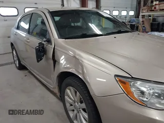2014 Chrysler 200 Touring z VIN 1C3CCBBBXEN231601, wystawiony jako IAAI lot #41853990 z przebiegiem 169 411 mil mil oraz . Historia ofert i sprzedaży dostępna na DreamBid. Obrazek 6.