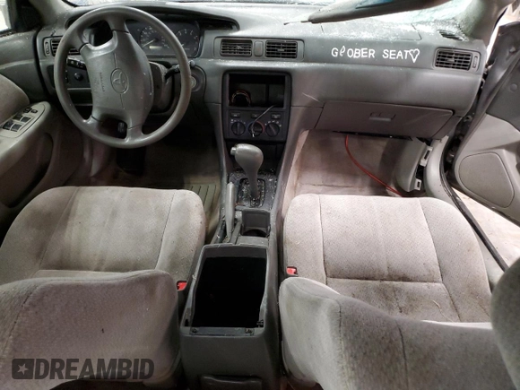 2000 Toyota Camry CE z VIN JT2BG22K8Y0445766, wystawiony jako Copart lot #55927725 z przebiegiem Nie podano mil oraz Czysty tytuł • Clean title. Historia ofert i sprzedaży dostępna na DreamBid. Obrazek 8.