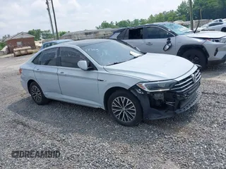 2019 Volkswagen Jetta SEL z VIN 3VWE57BU1KM035952, wystawiony jako IAAI lot #42424259 z przebiegiem 108 163 mil mil oraz . Historia ofert i sprzedaży dostępna na DreamBid. Obrazek 1.