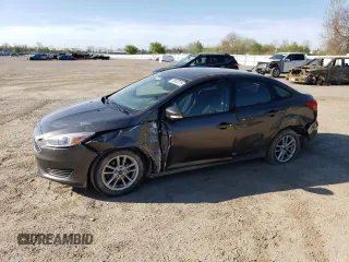 2018 Ford Focus SE z VIN 1FADP3FE4JL306237, wystawiony jako Copart lot #56482215 z przebiegiem 102 241 mil mil oraz Tytuł czysty. Historia ofert i sprzedaży dostępna na DreamBid. Obrazek 1.