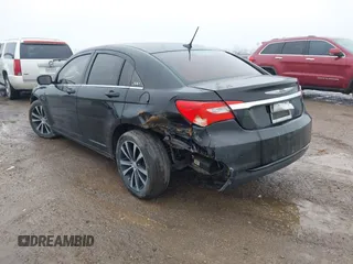 2013 Chrysler 200 Touring z VIN 1C3CCBBBXDN727304, wystawiony jako IAAI lot #41406790 z przebiegiem 165 894 mil mil oraz . Historia ofert i sprzedaży dostępna na DreamBid. Obrazek 3.