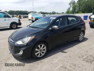 2013 Hyundai Accent SE z VIN KMHCU5AE8DU066590, wystawiony jako Copart lot #57699595 z przebiegiem 132 046 mil mil oraz Szkoda całkowita • Salvage title. Historia ofert i sprzedaży dostępna na DreamBid. Obrazek 1.