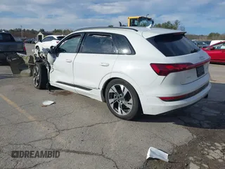 2022 Audi e-tron Premium z VIN WA1AAAGE2NB040546, wystawiony jako IAAI lot #41813053 z przebiegiem 47 002 mil mil oraz . Historia ofert i sprzedaży dostępna na DreamBid. Obrazek 3.