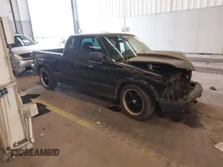 2000 Chevrolet S-10 LS with VIN 1GCCS1955Y8223949, listed as a IAAI auction lot 41795316 with 156,127 mi miles. Bid and sale history available at carsss.com. Image 1.