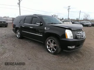 2010 Cadillac Escalade ESV Premium z VIN 1GYUKJEF7AR171835, wystawiony jako IAAI lot #42102488 z przebiegiem 241 029 mil mil oraz . Historia ofert i sprzedaży dostępna na DreamBid. Obrazek 1.