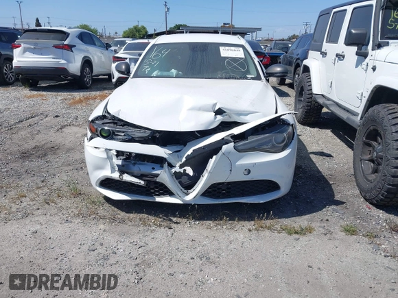 2019 Alfa Romeo Giulia z VIN ZARFAMAN2K7621023, wystawiony jako IAAI lot #41896048 z przebiegiem Nie podano mil oraz . Historia ofert i sprzedaży dostępna na DreamBid. Obrazek 12.