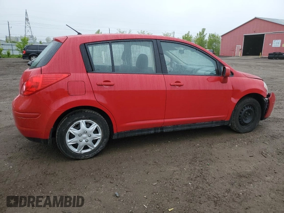 2009 Nissan Versa S z VIN 3N1BC13E99L468566, wystawiony jako Copart lot #58661845 z przebiegiem 141 822 mil mil oraz Czysty tytuł • Clean title. Historia ofert i sprzedaży dostępna na DreamBid. Obrazek 3.