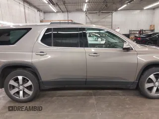 2018 Chevrolet Traverse LT z VIN 1GNEVHKW0JJ166321, wystawiony jako IAAI lot #42014168 z przebiegiem 81 442 mil mil oraz . Historia ofert i sprzedaży dostępna na DreamBid. Obrazek 14.