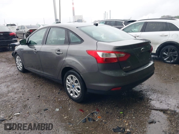 2012 Ford Focus SE z VIN 1FAHP3F20CL138736, wystawiony jako IAAI lot #42315862 z przebiegiem 231 570 mil mil oraz . Historia ofert i sprzedaży dostępna na DreamBid. Obrazek 3.
