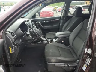 2014 Kia Sorento LX с VIN 5XYKT3A62EG484386, выставлен на аукционе Copart как лот 55632055 с пробегом 168 439 миль миль и Списание • Salvage title. История ставок и продаж доступна на DreamBid. Изображение 7.