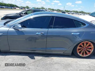 2013 Tesla Model S Performance z VIN 5YJSA1DP9DFP06121, wystawiony jako IAAI lot #42511097 z przebiegiem 100 990 mil mil oraz . Historia ofert i sprzedaży dostępna na DreamBid. Obrazek 15.