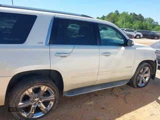 2015 Chevrolet Tahoe LTZ z VIN 1GNSKCKC7FR115444, wystawiony jako IAAI lot #42113903 z przebiegiem 162 383 mil mil oraz . Historia ofert i sprzedaży dostępna na DreamBid. Obrazek 13.
