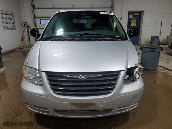 2006 Chrysler Town & Country SWB with VIN 1A4GP45R76B740211, listed as a Copart auction lot 84770074 with 52,557 mi miles and Clean Title. Bid and sale history available at carsss.com. Image 5.