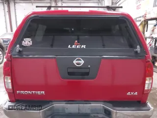 2006 Nissan Frontier SE z VIN 1N6AD07W86C401156, wystawiony jako IAAI lot #41808763 z przebiegiem 200 825 mil mil oraz . Historia ofert i sprzedaży dostępna na DreamBid. Obrazek 16.