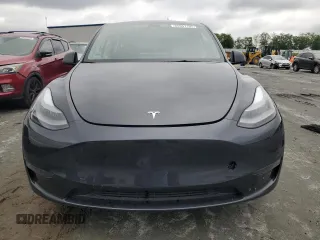 2024 Tesla Model Y z VIN 7SAYGDED5RF018979, wystawiony jako Copart lot #55651195 z przebiegiem 10 488 mil mil oraz Czysty tytuł • Clean title. Historia ofert i sprzedaży dostępna na DreamBid. Obrazek 5.