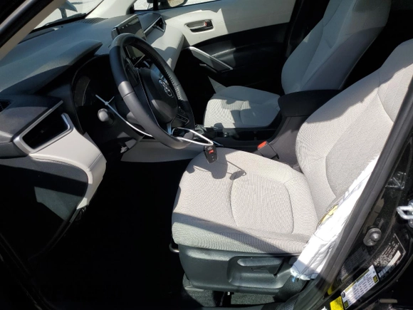 2024 Toyota Corolla Cross LE z VIN 7MUCAABG2RV103351, wystawiony jako Copart lot #53272015 z przebiegiem 24 743 mil mil oraz Szkoda całkowita • Salvage title. Historia ofert i sprzedaży dostępna na DreamBid. Obrazek 7.