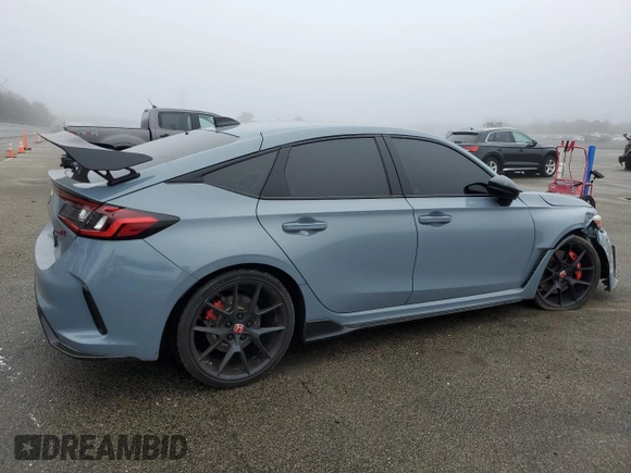 2023 Honda Civic Type R z VIN JHMFL5G40PX003732, wystawiony jako Copart lot #51764935 z przebiegiem 7040 mil mil oraz Szkody całkowita. Historia ofert i sprzedaży dostępna na DreamBid. Obrazek 3.