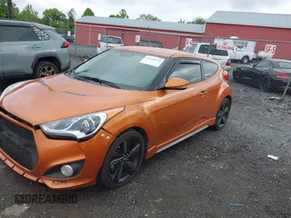 2013 Hyundai Veloster Turbo z VIN KMHTC6AE3DU124744, wystawiony jako IAAI lot #42242242 z przebiegiem 115 757 mil mil oraz . Historia ofert i sprzedaży dostępna na DreamBid. Obrazek 17.