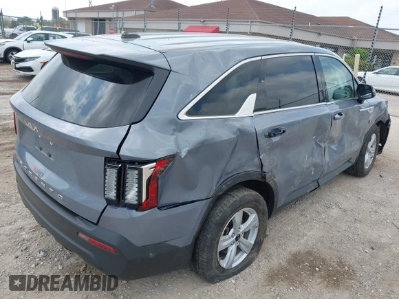 2022 Kia Sorento LX z VIN 5XYRG4LCXNG107106, wystawiony jako IAAI lot #42279041 z przebiegiem 83 189 mil mil oraz . Historia ofert i sprzedaży dostępna na DreamBid. Obrazek 4.