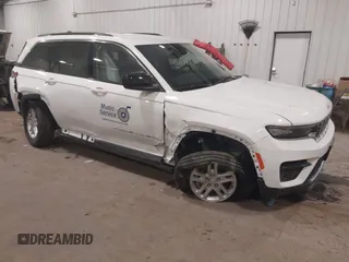 2024 Jeep Grand Cherokee Altitude z VIN 1C4RJHAG4RC247659, wystawiony jako IAAI lot #41369035 z przebiegiem 4 865 mil mil oraz . Historia ofert i sprzedaży dostępna na DreamBid. Obrazek 1.